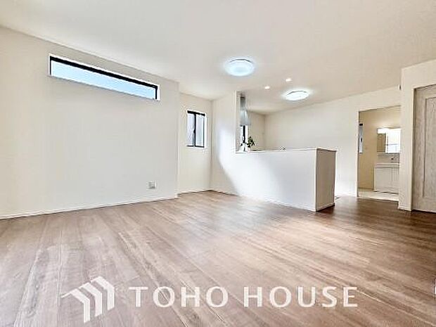 広々としたLDKは、家族が自然に集まりやすく、一緒に過ごす時間を楽しめる工夫が施されています。