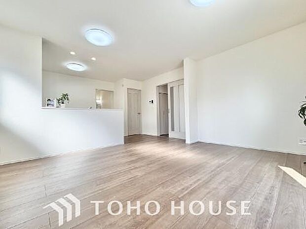 一日の中で多くの時間を過すことになるリビング。爽やかな通風と採光を存分に感じる事が出来る空間です。