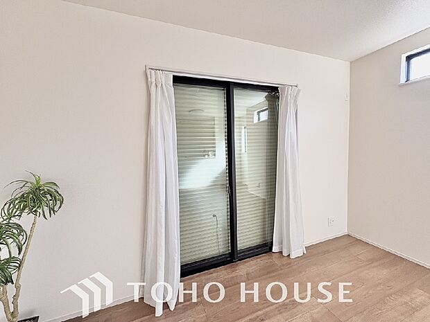 戸建にも防犯機能シャッターを完備しております。寒い冬でも中から開閉が可能ですのでラクラクな所も便利です。