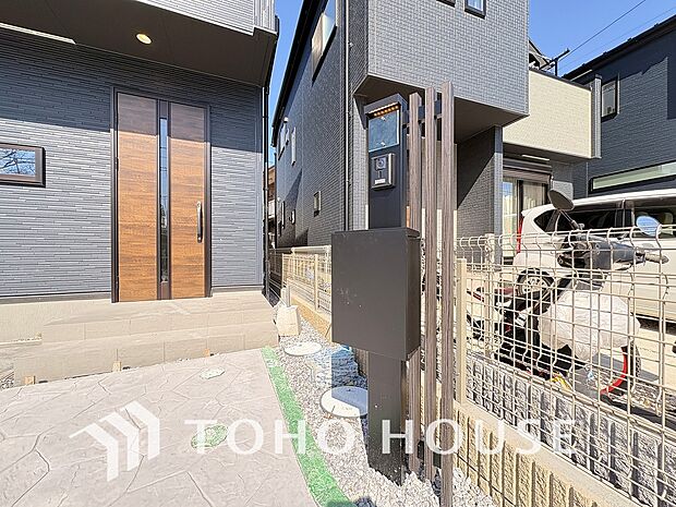 夫婦共働きで家にいる時間が短い、ネット注文の多い方には何かと便利な宅配ボックスを設置しております。