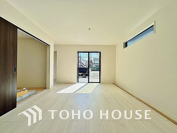 光が注がれる青い空から鮮やかに赤色にゆっくりと染まる。そんな優しい時間がここでは流れてゆく。