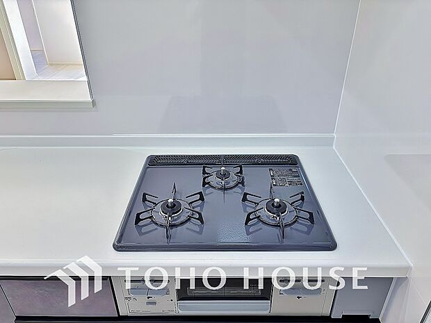 3口コンロは一度に複数のお料理を作ることができるメリットがあります。毎日のキッチンタイムを効率よく。