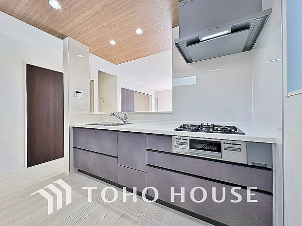 夫婦そろってキッチンに立っても調理がしやすく余裕の広さ。家事をしながら会話も弾みます。