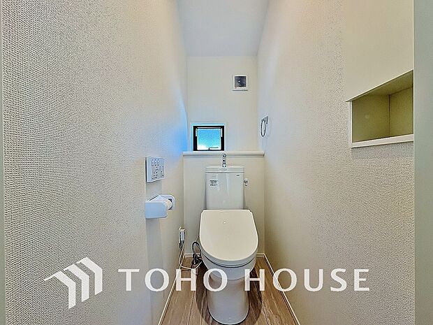 十分な広さと清潔感のあるカラーで纏まったおトイレ。時間に余裕とゆとりを持たせます。