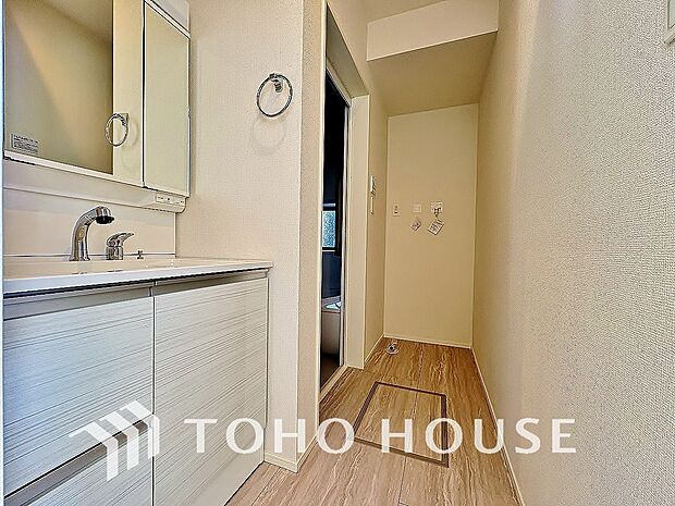 身だしなみのチェックがしやすい大きな鏡、下には収納がたっぷり。スッキリとした空間を演出いたします。