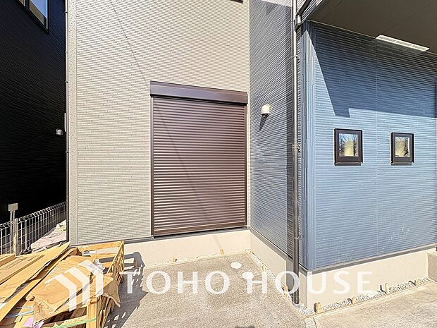 戸建にも防犯機能のシャッターを完備しております。寒い冬でも中から開閉がラクラクな所も便利です。