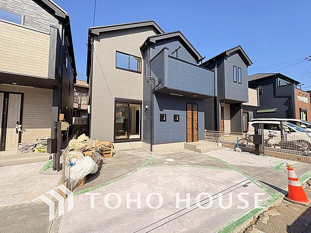 ゆったりとした駐車スペースを確保いたしましたので、大きめのお車でも駐車可能です。