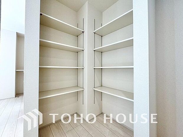 キッチン横にはパントリーを完備。ついつい買いすぎてしまった日用品や食料品のストックなどに。