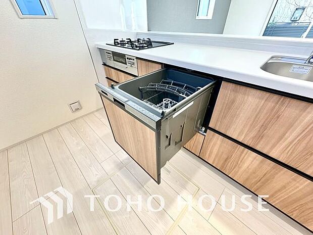 「ビルトインタイプ食器洗乾燥機」通常の手洗いでは使用出来ないほど高温のお湯や高圧水流を使うことにより汚れを効果的に落とすことができる。