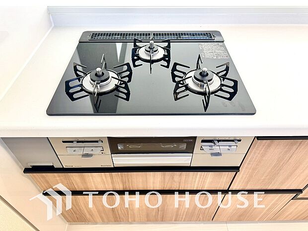 3口コンロは一度に複数のお料理を作ることができるメリットがあります。毎日のキッチンタイムを効率よく。
