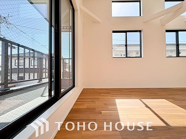 リビングも広く設け、訪れる人々を暖かく迎えてくれます。