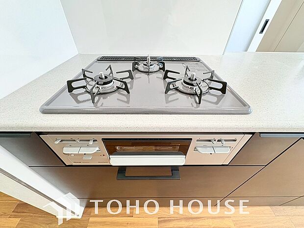 3口コンロは一度に複数のお料理を作ることができるメリットがあります。毎日のキッチンタイムを効率よく。