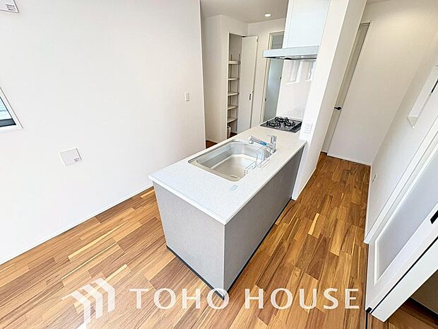 お料理の上手な方が独壇場でお料理の腕を披露するスタイルに向いているキッチンです。