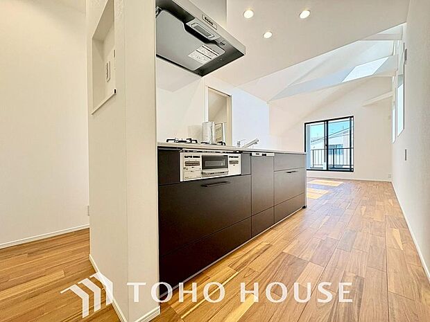 キッチンの収納は、デッドスペースになりやすい箇所を有効活用できる、スライド式収納を採用しました。