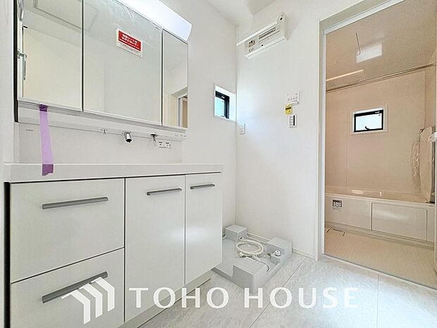 身だしなみのチェックがしやすい大きな鏡、下には収納がたっぷり。スッキリとした空間を演出いたします。