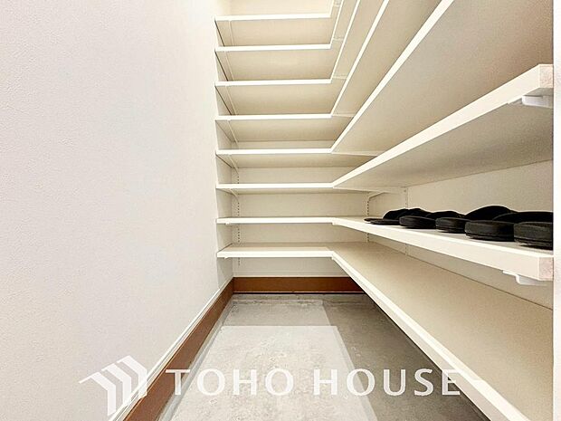 人を迎え入れる最初の場所だからこそ、清潔感が大事。ゆとりあるシューズインクロークも設置しました。