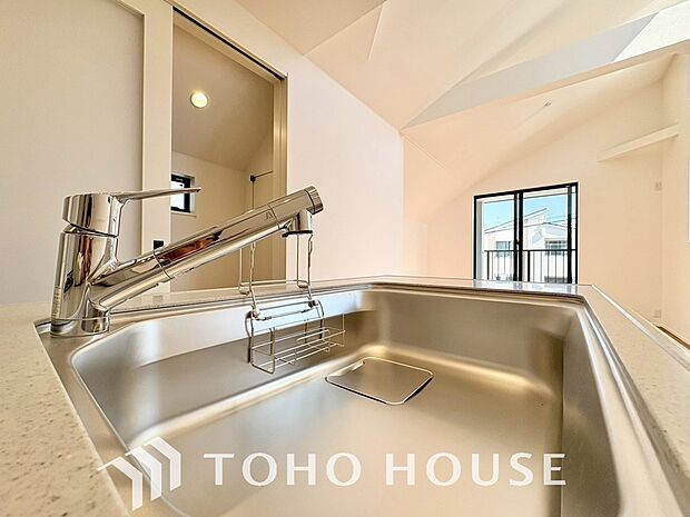 浄水器ボタンひとつで浄水と原水に切り替えられる浄水器一体型水洗を使用。