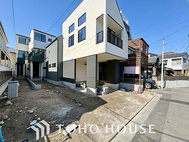 周辺環境とのコラボレーションにより明るく開放的な空間を演出しております。