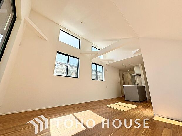 光が注がれる青い空から鮮やかに赤色にゆっくりと染まる。そんな優しい時間がここでは流れてゆく。