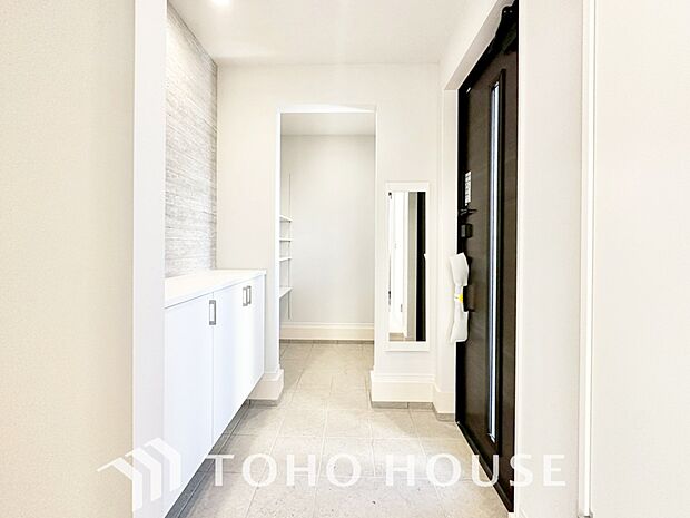 広々とした玄関スペースは何かと重宝します。ベビーカーも楽々置けるゆったりスペースが魅力です。