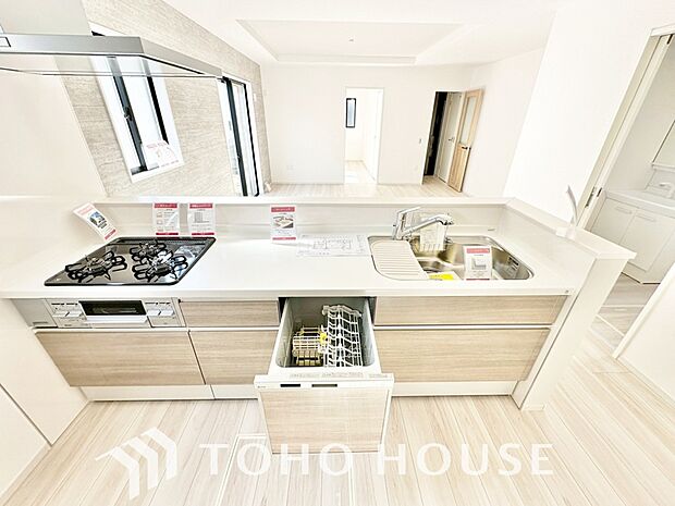 ご家族みんなで調理ができる位のスペースを実現したキッチン空間となっております。