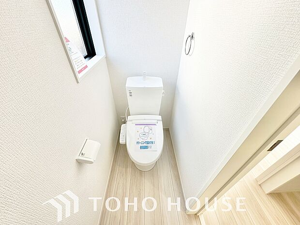 清潔な空間であって頂けますように、目に留まるだけではなく、汚れをふき取り易いフロアと壁紙をチョイス。