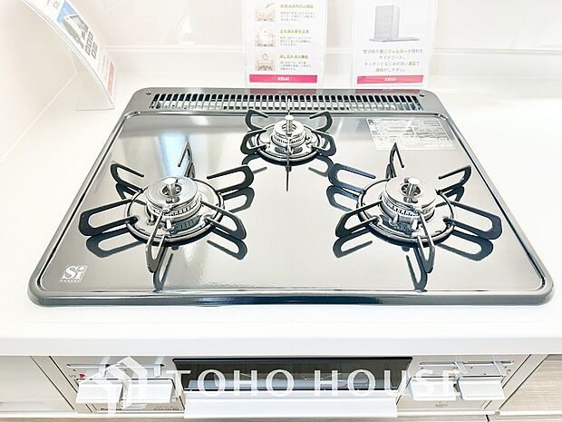 3口コンロは一度に複数のお料理を作ることができるメリットがあります。毎日のキッチンタイムを効率よく。
