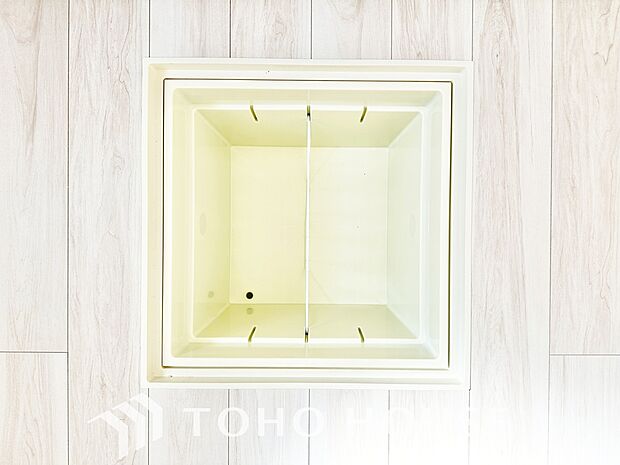 キッチン下部に設けた床下収納。缶詰のストックや非常食、梅酒や味噌などの保存食入れとして利用可です。