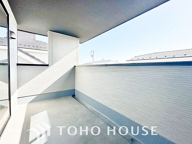 頬をなでる優しい風を感じることが出来るバルコニー。つい深呼吸をしたくなる気持ちの良い眺望です。