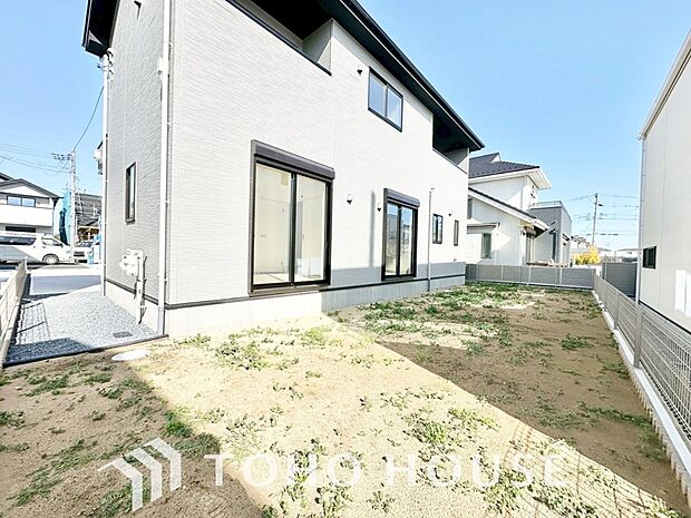 リビングの窓先に緑を感じる生活が贅沢に感じる世の中です。ガーデニングで癒しの空間を。