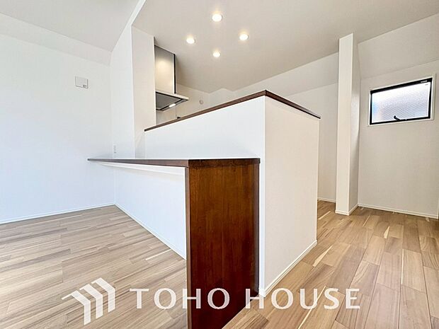 キッチンの収納は、デッドスペースになりやすい箇所を有効活用できる、スライド式収納を採用しました。