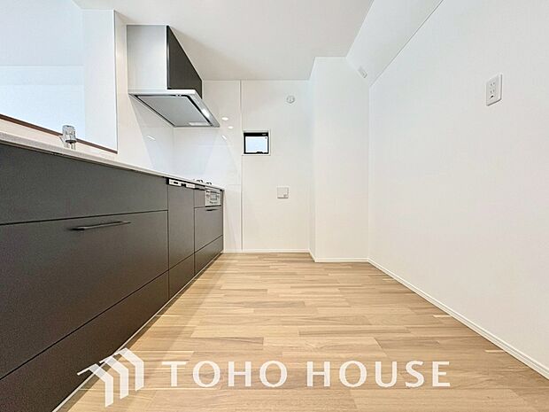 広々キッチンを採用。みんなで作った料理を召し上がりながらの会話は、どのような物になるのでしょうか。