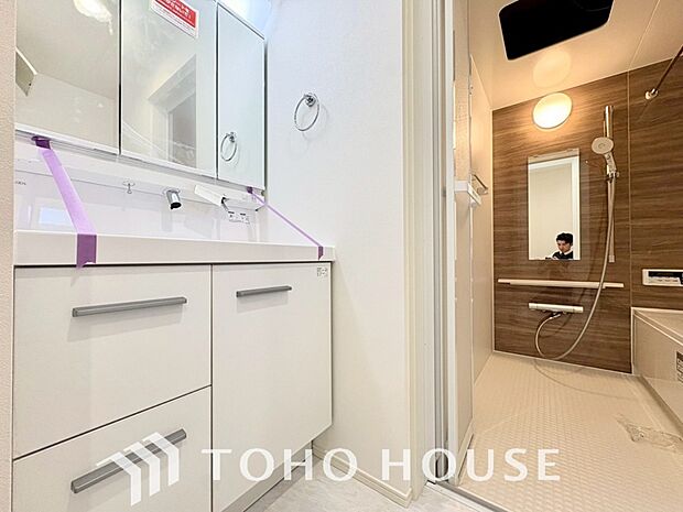 お家の中でも特にプライベートスペースとなる洗面所は、洗濯場所と浴室を同じ空間でまとめております。