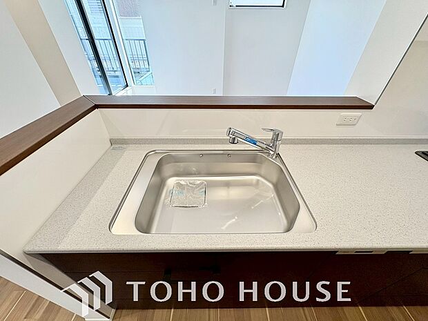 浄水器ボタンひとつで浄水と原水に切り替えられる浄水器一体型水洗を使用。