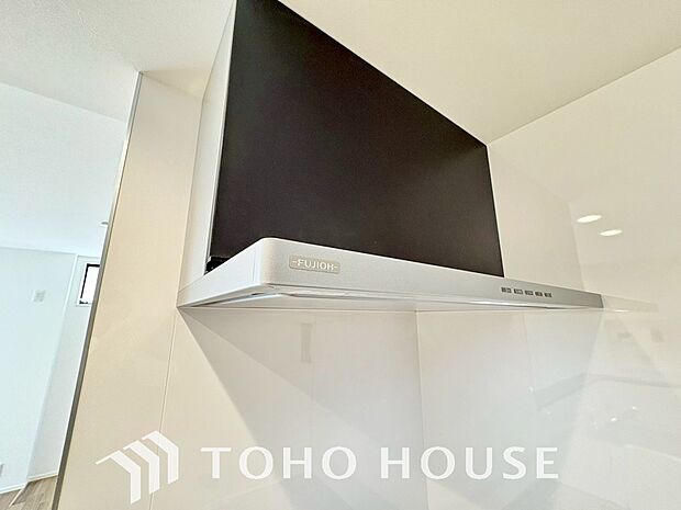 キッチンの換気扇はスタイリッシュなデザインで、日々のお手入れもラクラクな仕様となっております。