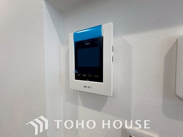 「見える安心」をカタチにしました。誰が来てもわかる様にモニター付きインターホンを設置。家事導線を考慮した個所に設置し、防犯性と利便性に優れ快適と安らぎを合わせた優しい設計。