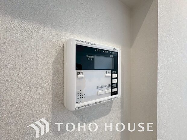 お風呂場と台所に操作リモコンがあり、キッチン近くにある給湯リモコンは、お料理の最中でもリビングで寛いでいるなかでもボタン一つで簡単に沸かせて便利ですね。