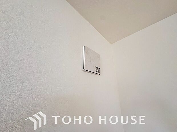 従来の自然換気とは異なり、強制的に室内の空気の入れ替えを自動的に行う事を可能とした「換気設備」のこと。