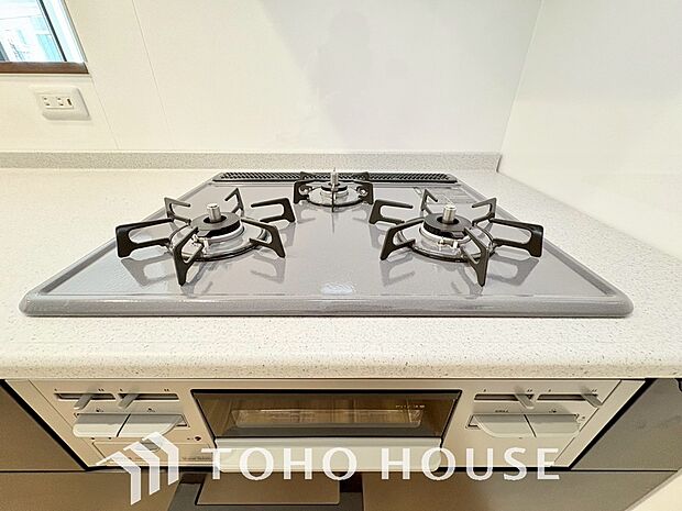 3口コンロは一度に複数のお料理を作ることができるメリットがあります。毎日のキッチンタイムを効率よく。