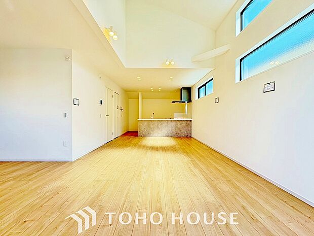 光と風があふれる開放的なリビングダイニングには自然と家族みんなが集まってきます。