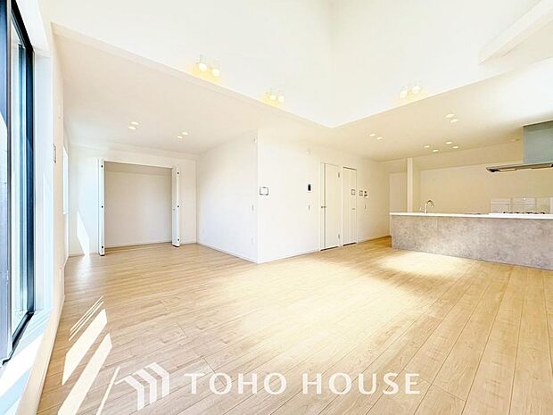 リビングも広く設け、訪れる人々を暖かく迎えてくれます。