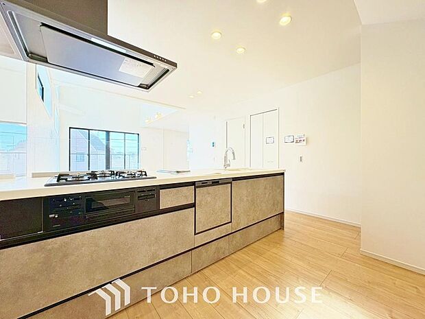 キッチンの収納は、デッドスペースになりやすい箇所を有効活用できる、スライド式収納を採用しました。