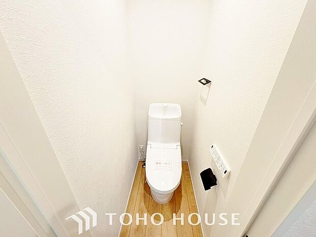 十分な広さと清潔感のあるカラーで纏まったおトイレ。時間に余裕とゆとりを持たせます。