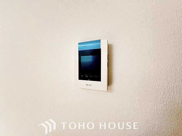 誰が来てもわかる様にモニター付きインターホンを設置。家事導線を考慮した個所に設置し、防犯性と利便性に優れ快適と安らぎを合わせた優しい設計。