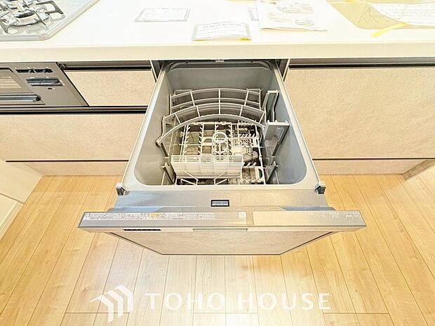 「ビルトインタイプ食器洗乾燥機」通常の手洗いでは使用出来ないほど高温のお湯や高圧水流を使うことにより汚れを効果的に落とすことができる。