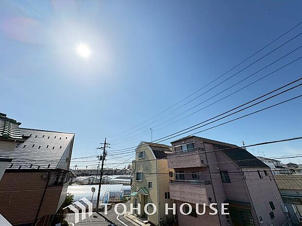 星空が地上に映りこむかのような夜景のきらめきまで、この街ならではの美しい風景の物語が室内に展開。