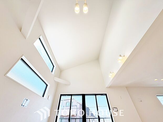 吹き抜けから降り注ぐ優しい光、開放感のある住空間をお届け致します。是非この開放感をご覧頂きたいです。