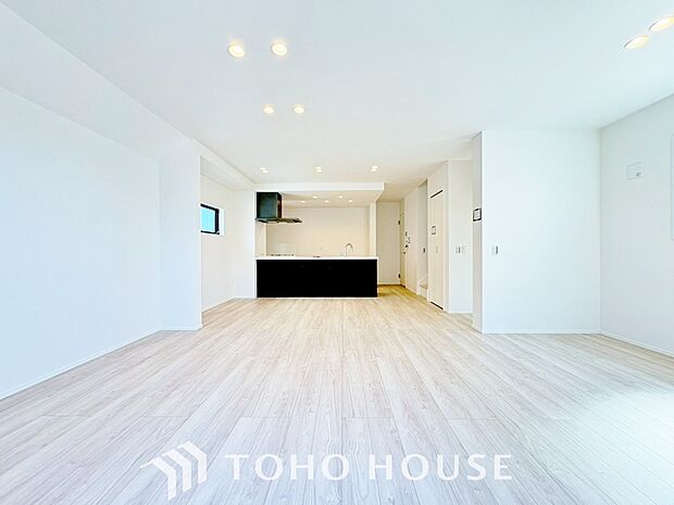 光が注がれる青い空から鮮やかに赤色にゆっくりと染まる。そんな優しい時間がここでは流れてゆく。