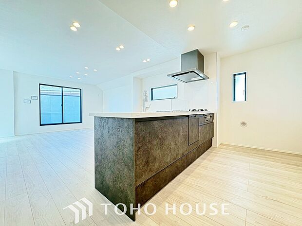 夫婦そろってキッチンに立っても調理がしやすく余裕の広さ。家事をしながら会話も弾みます。