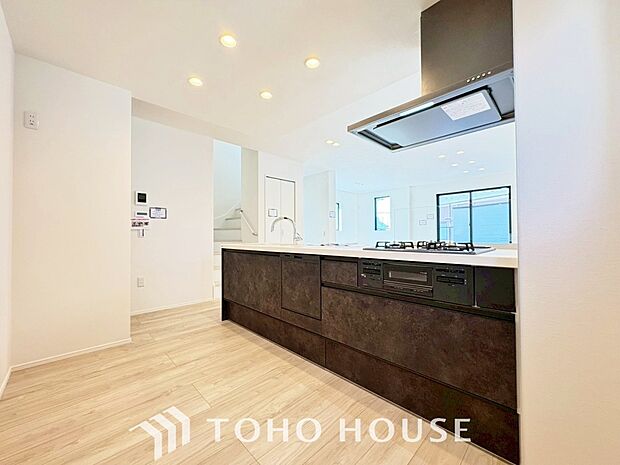 キッチンの収納は、デッドスペースになりやすい箇所を有効活用できる、スライド式収納を採用しました。